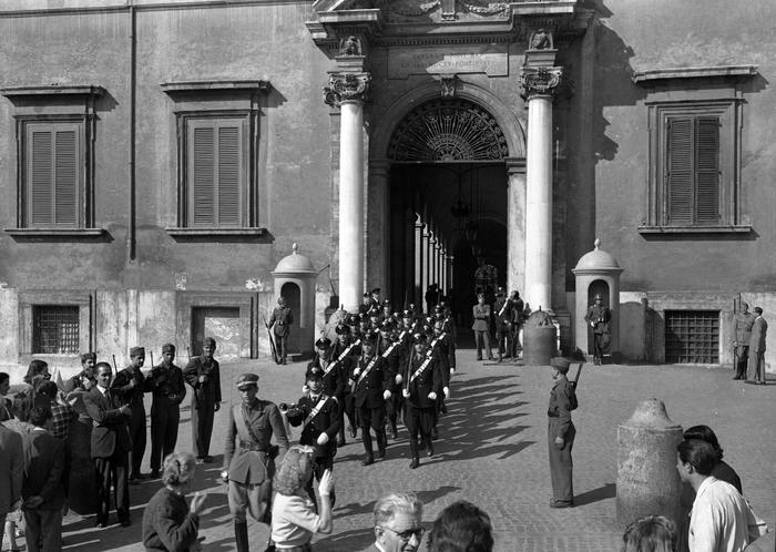 La proclamazione del voto - I Carabinieri lasciano il Quirinale dopo la partenza di Re Umberto II (foto: ANSA)