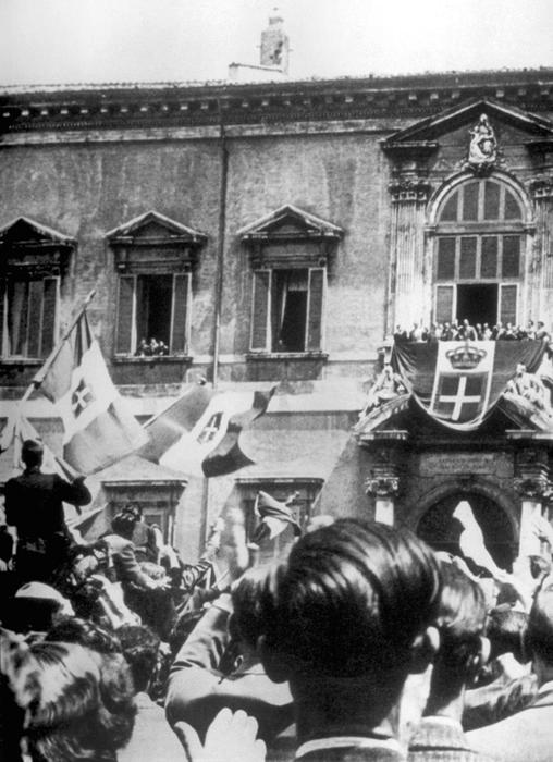 La campagna elettorale - Re Umberto II si affaccia al balcone del Quirinale nel suo primo giorno di re (foto: ANSA)