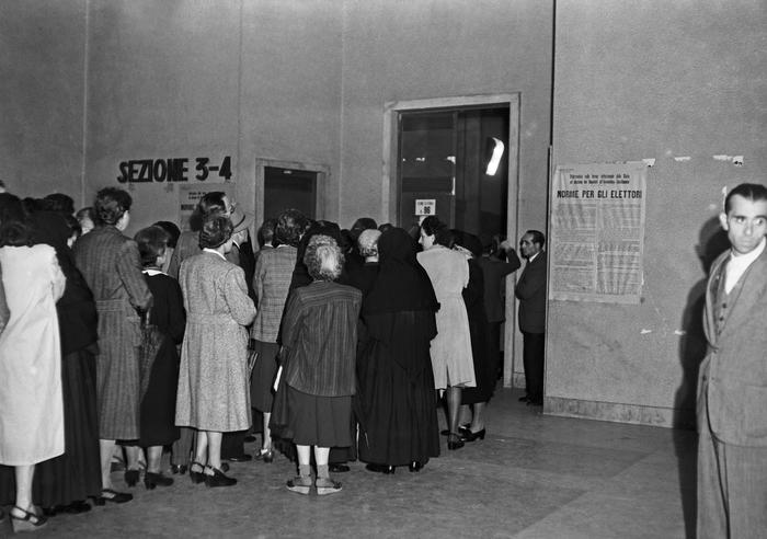 Il voto del 2 giugno - Donne in coda in un seggio di Milano per votare al referendum (foto: ANSA)