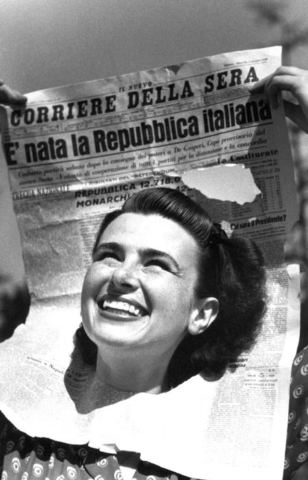 La proclamazione del voto - Una donna festeggia l'esito del voto in piazza del Duomo a Milano (foto: ANSA)