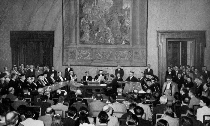 La Costituzione e De Nicola - Giuseppe Pagano proclama i risultati nella Sala della Lupa di Montecitor (foto: ANSA)