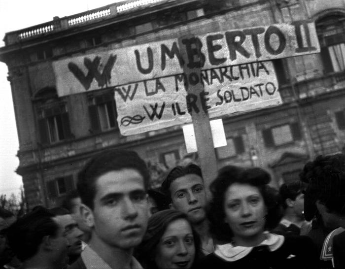 La campagna elettorale - Sostenitori della monarchia acclamano Re Umberto II in piazza del Quirinale (foto: ANSA)
