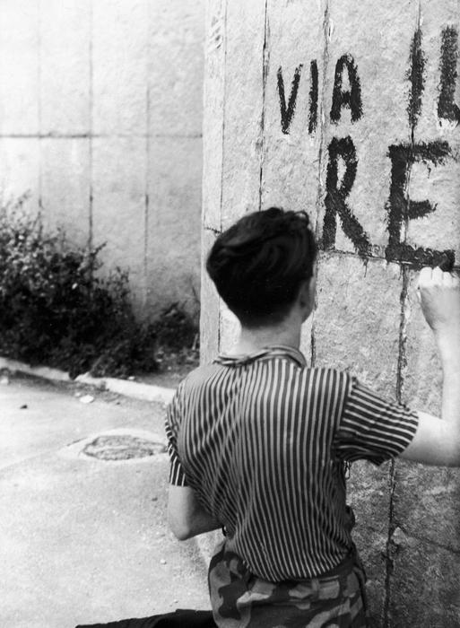 La campagna elettorale - Una scritta di propaganda antimonarchica sui muri di Milano (foto: ANSA)