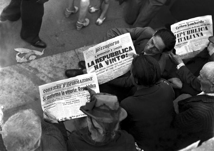 Quei giorni in edicola - Milanesi in piazza Duomo leggono sui quotidiani i risultati del referendum (foto: ANSA)