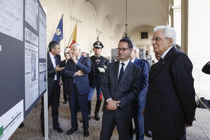 Il presidente della Repubblica Sergio Mattarella con il direttore dell'Ansa Luigi Contu all'inaugurazione della mostra (foto: ANSA)