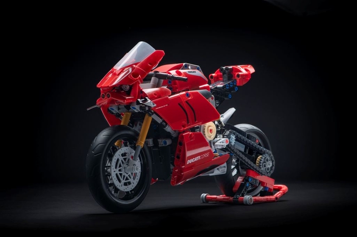 Ducati Panigale V4R, arriva la riproduzione Lego Technic - Due