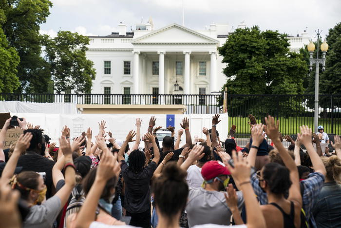 Proteste Washington, acqua contro agenti - Ultima Ora