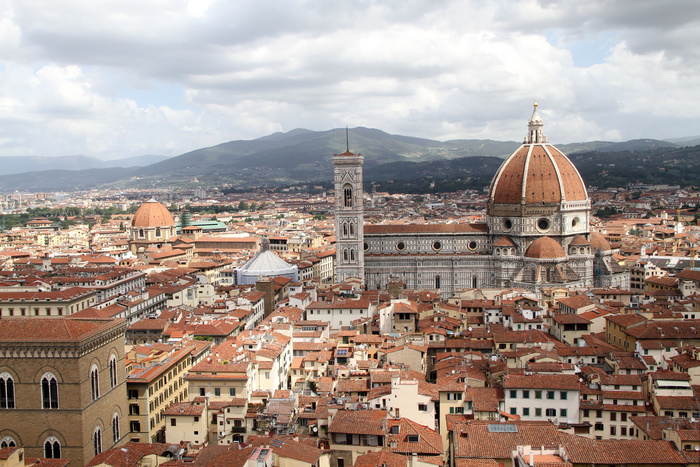 Un panorama di Firenze con al centro la cupola del Brunelleschi