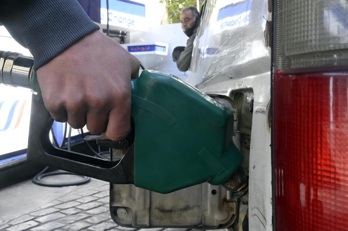 Benzina verde sale a 1,588 euro, massimi da oltre un anno