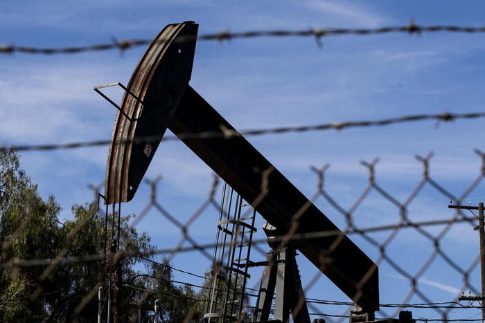 Petrolio in netto rialzo su Medio Oriente ma sotto i 90 dollari