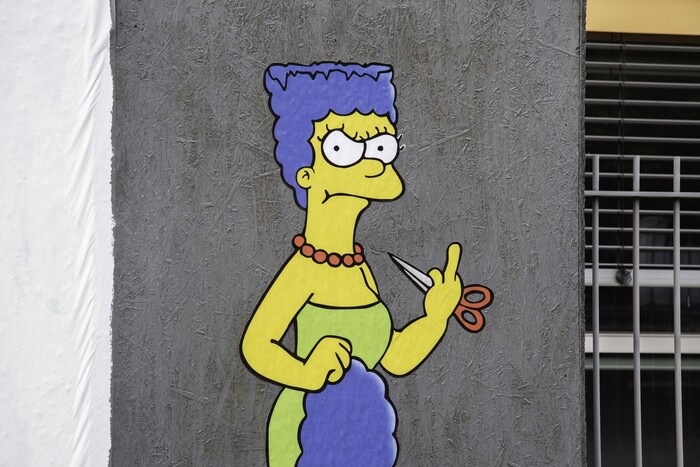 Marge con il dito medio alzato di fronte al consolato dell'Iran a