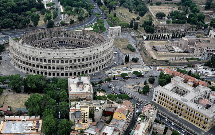 Orsi, bassotti e monete, le fogne raccontano il Colosseo