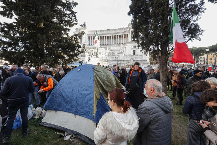 Raduno no vax, denunciati gli organizzatori, anche Pappalardo. Restano le tende in Piazza Venezia