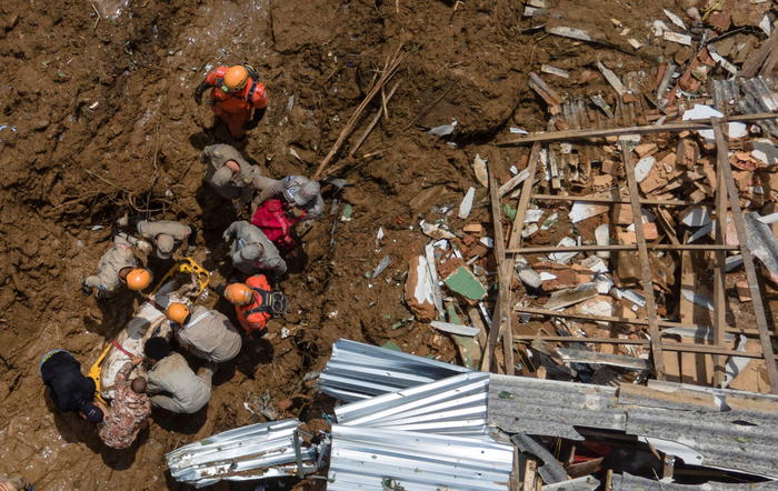 Brasile, bilancio delle piogge a Petropolis sale a 104 morti