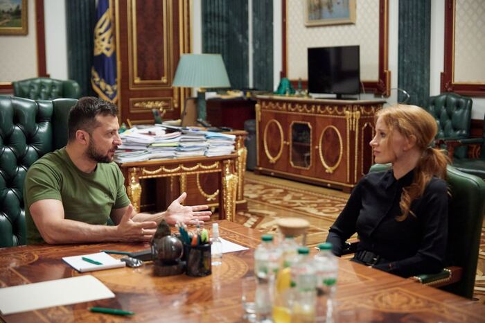 Jessica Chastain in Ucraina,incontro con presidente Zelensky - Ultima Ora