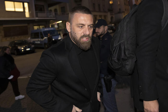 'Roma strong, no parachute needed on contract' - De Rossi