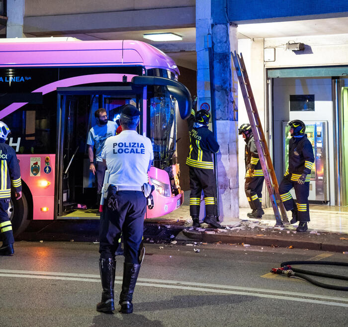 Novo acidente em Mestre, parada de ônibus elétricos – Notícias