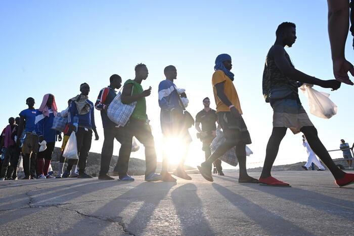 Migranti, a Lampedusa circa 800 migranti, 148 pronti a partire