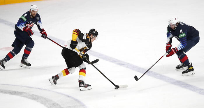 Tragedia nell'hockey su ghiaccio: il pattino gli taglia la gola, giocatore muore 