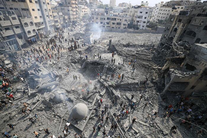 More than 50 killed in an Israeli raid on Gaza in Jabalia market – news