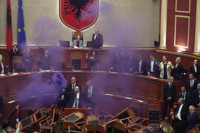 Albania: Opposition protest in hall, firecrackers and smoke bombs – last minute