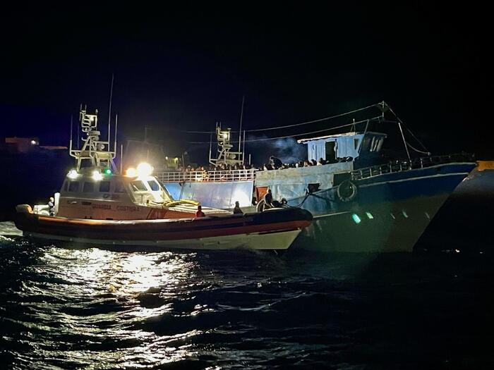 A Lampedusa 13 sbarchi nella notte con 620 migranti