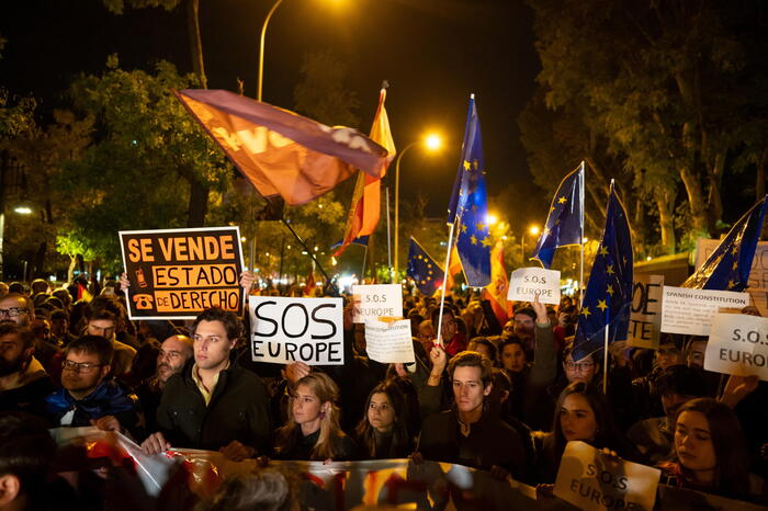 Spain: The first police charges in front of the headquarters of the Socialist Workers Party – breaking news