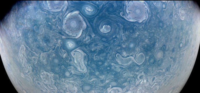 Cicloni su Giove, fotografati dalla sonda Juno della Nasa (fonte: NASA/JPL-Caltech/SwRI/MSSS/Brian Swift, da Nature)   RIPRODUZIONE RISERVATA 