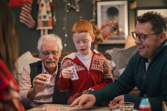 Tre generazioni riunite per i giochi di Natale foto iStock.   RIPRODUZIONE RISERVATA 