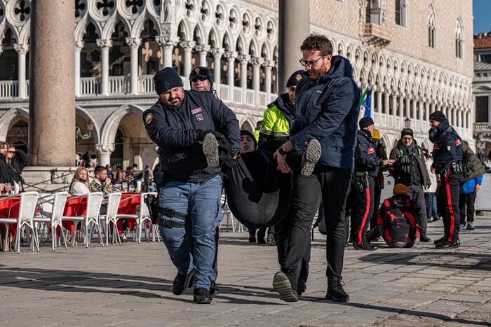 Blitz by environmentalists in Venice, mud against St. Mark’s Basilica – News
