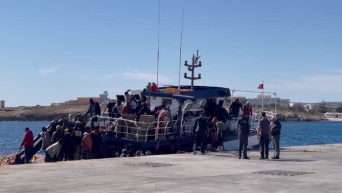 Migranti, fermata la nave di Banksy, la Guardia Costiera: 'Violate le  norme' - Cronaca - ANSA