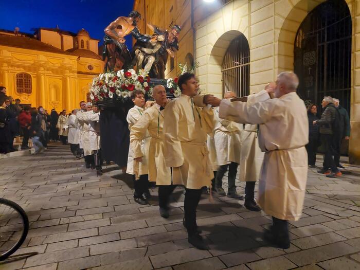 Bestemmie alla processione del Venerdì Santo, ragazzi ricercati - Cronaca -  ANSA