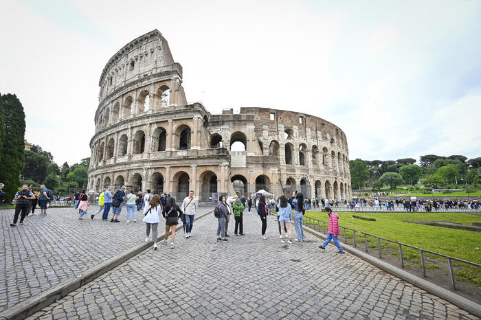 17-year-old tourist threatens Colosseum, jail and maximum fine – News