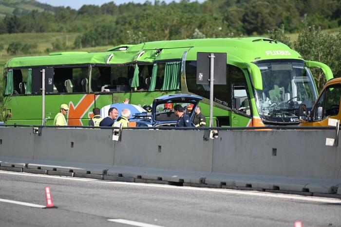 Bus in scarpata in Irpinia: partito da Lecce, era diretto a Roma - Puglia