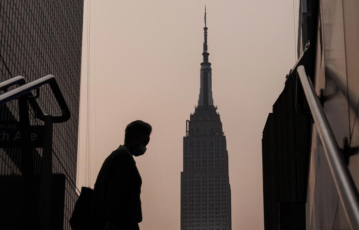 Un grattacielo in costruzione a New York oscura vista Empire State Building