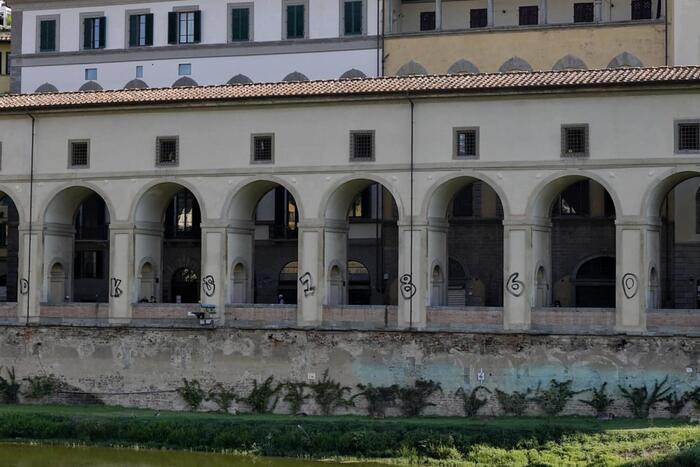 Columns of Vasari Corridor in Florence vandalized – News