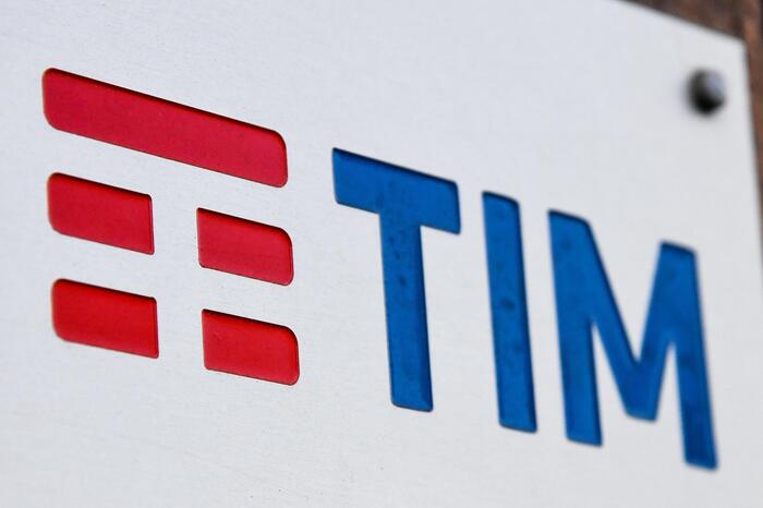 TIM calls board meeting Sun after bourse collapse