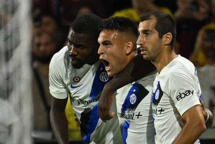 Lautaro Martinez scores four goals as Inter dominates Salernitana in Serie A