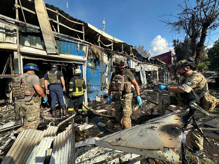 Ucrânia e Zelensky: 17 mortos num ataque russo a um mercado de Donetsk Roménia: Pedaços de um drone russo no nosso território – Notícias