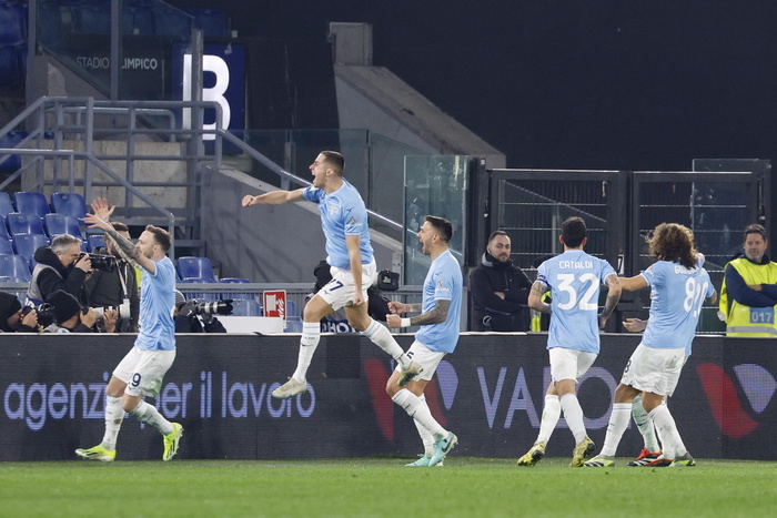 Lazio beat Roma to reach Italian Cup semis