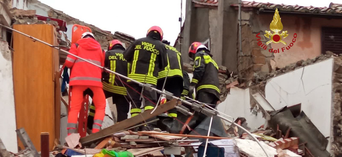 Building collapses near Rome, three pulled out alive