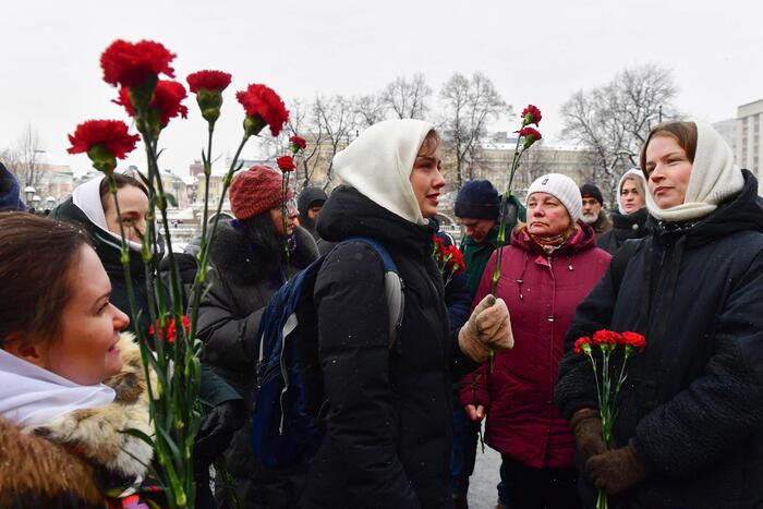 Esposas de soldados en el frente con flores en el Kremlin – Noticias