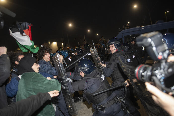 Protest near Rai HQ, baton in Bologna – News