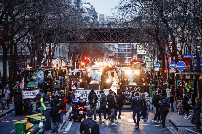 Gli agricoltori francesi protestano all'Arco di Trionfo
