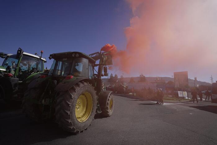Tractors towards Rome, police avoid blockade in Orte