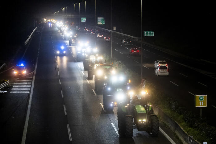 Two hundred tractors in procession on the Rome ring road