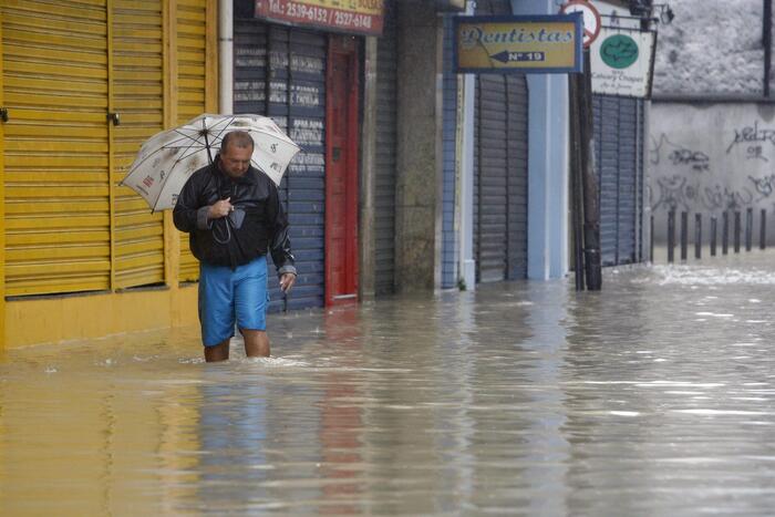 In Brasile danni e un morto sulla costa paulista per le piogge