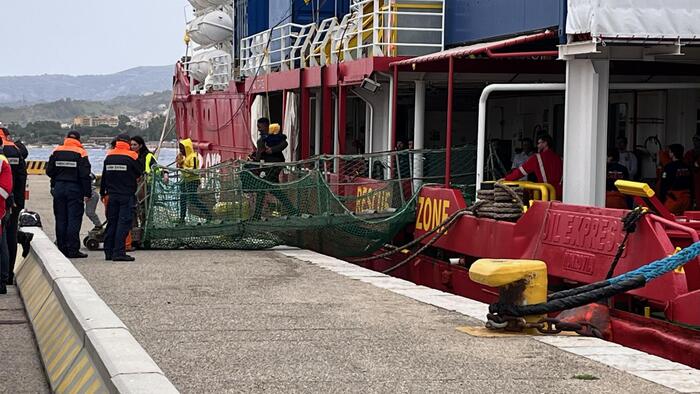 Sea Eye 4 disembarks 144 rescued migrants in Reggio Calabria