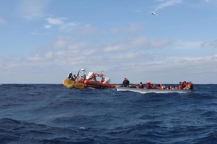 A boat capsizes, 45 migrants at sea rescued by Geo Barents - News