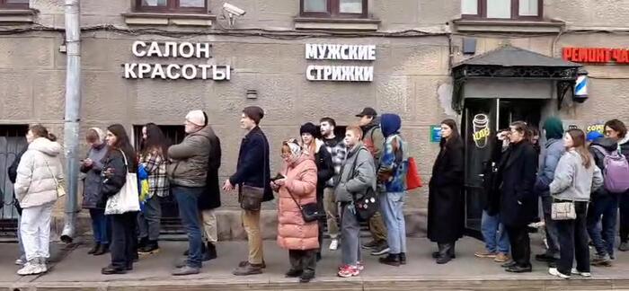 Midday protest: Long lines at some polling stations in Moscow.  “At least 47 people arrested in Russia” – News